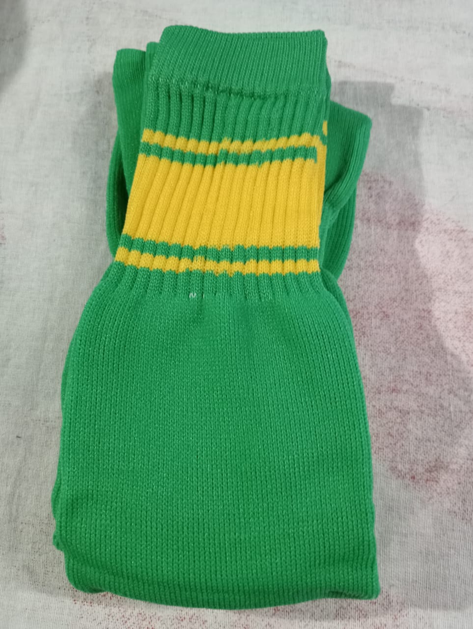 8 283 GREEN SOCKS YELLOW PATTO FOOTBALL SOCKS