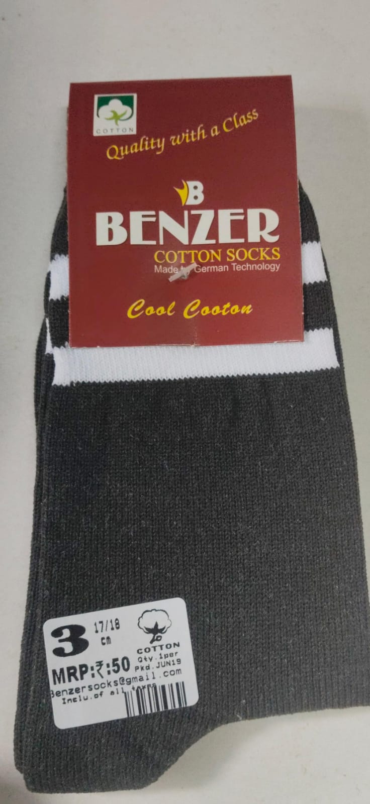 GREY SOCKS WHITE PATA