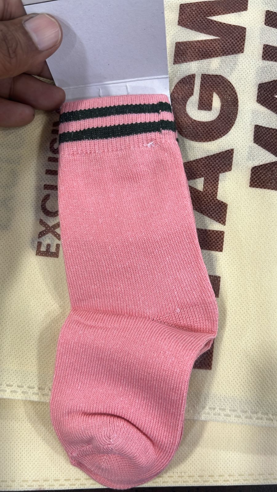 8 211 PINK SOCKS 2 BOTTLE GREEN PATTI IN ELASTIC LYCRA 